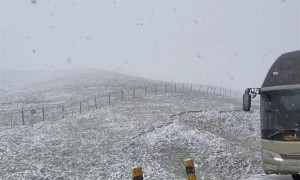祁连山8月突降鹅毛大雪，下了三四个小时，广东游客：遇到人生第一场大雪，还是夏天的雪，太幸运